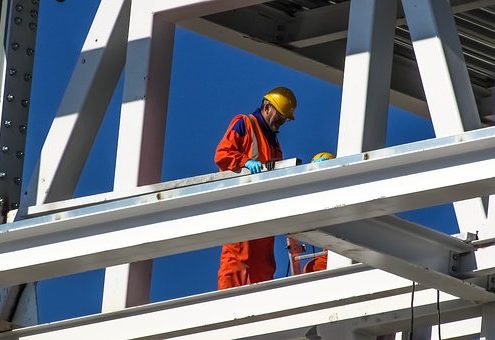 Arbeiter auf Gerüst