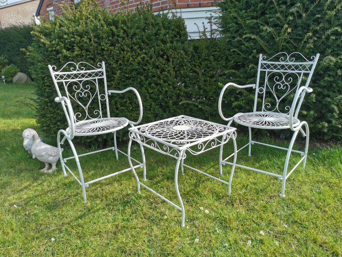 romantische Sitzecke im Garten