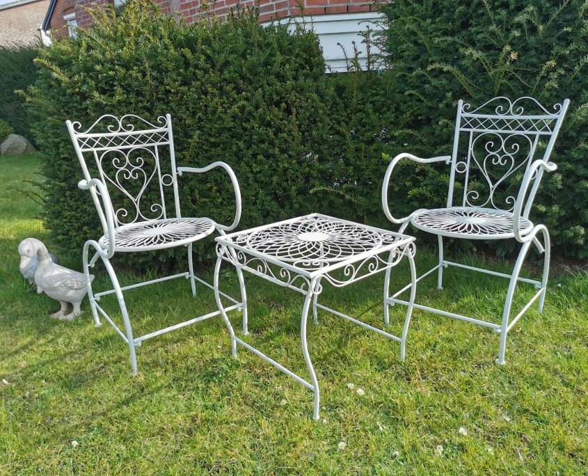 romantische Sitzecke im Garten