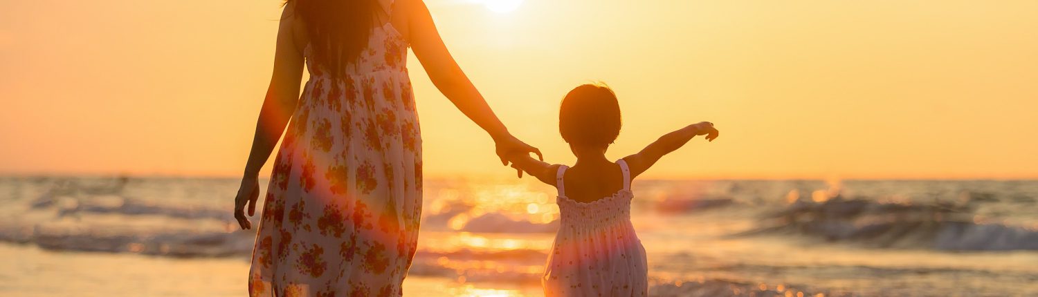 Mutter mit Kind an der Ostsee